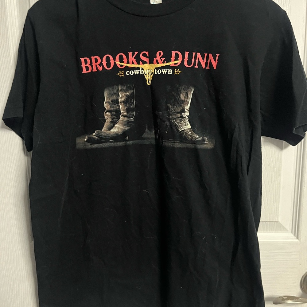 Brooks & Dunn - “Cowboy Town” Tour.  Men’s LG or M there is no size tag